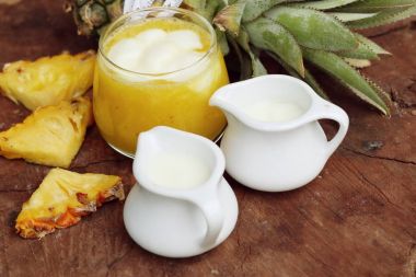 ananas smoothies yoğurt ile