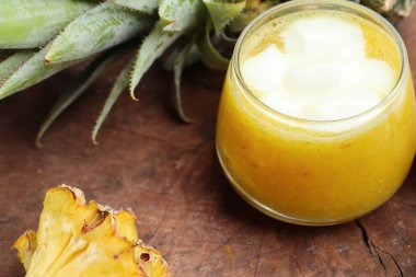 ananas smoothies yoğurt ile