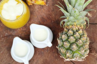 ananas smoothies yoğurt ile