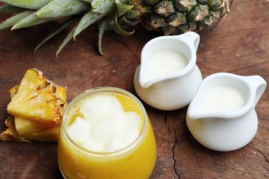 ananas smoothies yoğurt ile