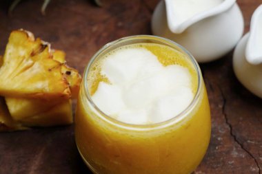 ananas smoothies yoğurt ile