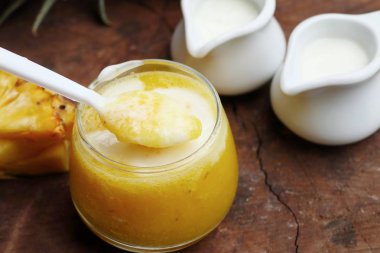 ananas smoothies yoğurt ile