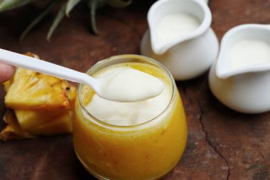 ananas smoothies yoğurt ile