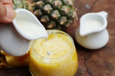 ananas smoothies yoğurt ile