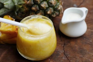 ananas smoothies yoğurt ile