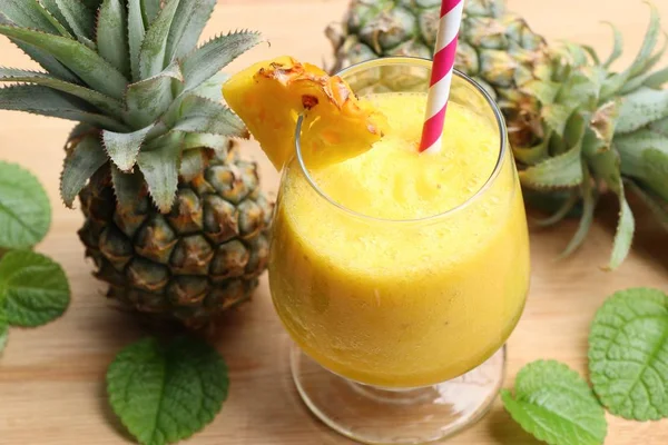 Pineapple smoothies with fresh — Stock Photo, Image
