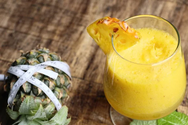 Pineapple smoothies med färska — Stockfoto