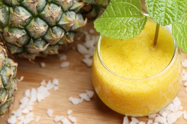 Pineapple smoothies with fresh — Stock Photo, Image