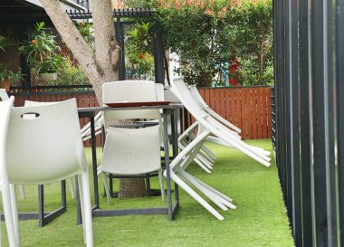 kafede beyaz plastik sandalyeler