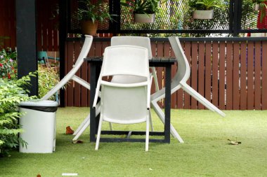 kafede beyaz plastik sandalyeler