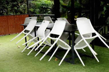 kafede beyaz plastik sandalyeler