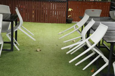 kafede beyaz plastik sandalyeler