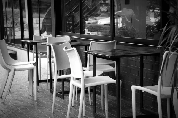 在咖啡馆里的白色塑料椅子 — 图库照片