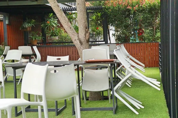 kafede beyaz plastik sandalyeler