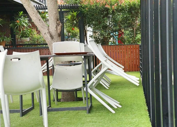 kafede beyaz plastik sandalyeler