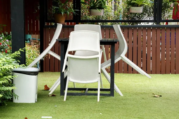 kafede beyaz plastik sandalyeler