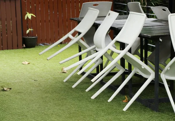 Sillas de plástico blanco en la cafetería — Foto de Stock