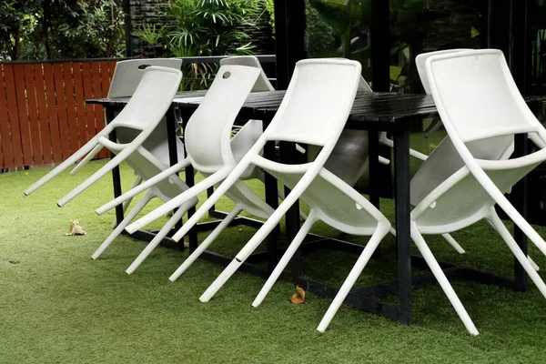 Sillas de plástico blanco en la cafetería — Foto de Stock