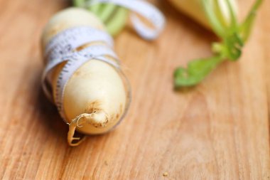 Ahşap üzerine taze turp