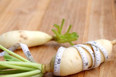 Ahşap üzerine taze turp