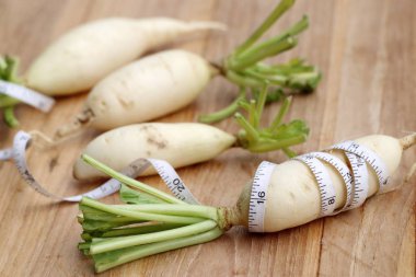 Ahşap üzerine taze turp