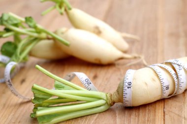 Ahşap üzerine taze turp