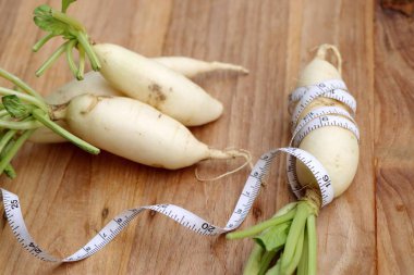 Ahşap üzerine taze turp