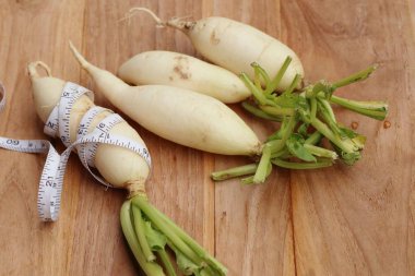 Ahşap üzerine taze turp