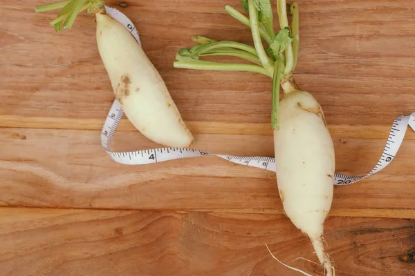 Ahşap üzerine taze turp