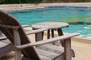 Sandalye ile Yüzme Havuzu