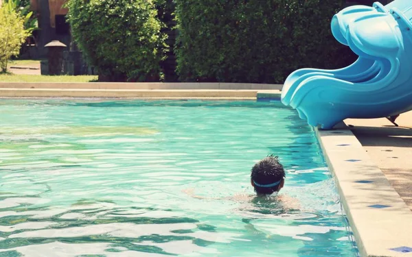 Piscina na natureza — Fotografia de Stock