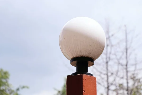 Lamp posten in de natuur — Stockfoto