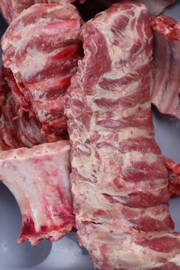 Çiğ domuz kemik kaburga