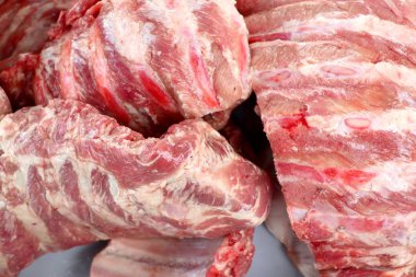 Çiğ domuz kemik kaburga