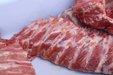 Çiğ domuz kemik kaburga