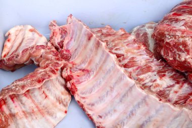 Çiğ domuz kemik kaburga