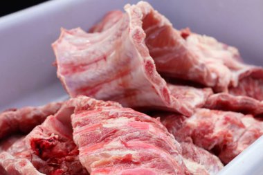 Çiğ domuz kemik kaburga