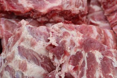 Çiğ domuz kemik kaburga