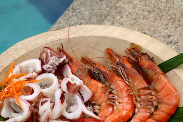 Camarones y calamares a la parrilla —  Fotos de Stock