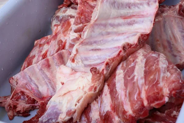Сырые ребра из свиных костей — стоковое фото