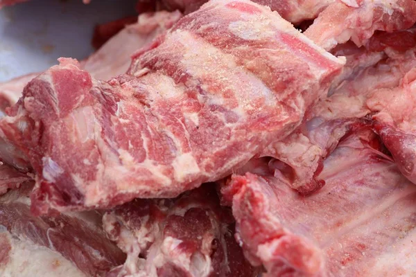 Çiğ domuz kemik kaburga — Stok fotoğraf