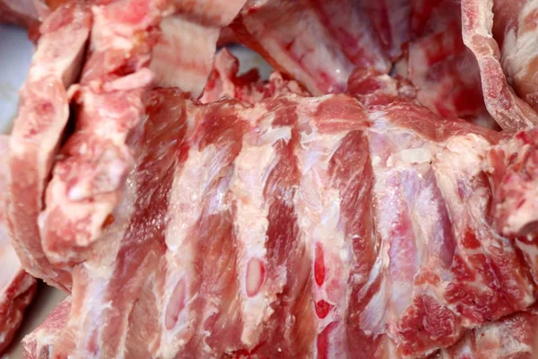 Çiğ domuz kemik kaburga