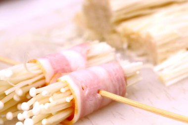 Pastırma rulo mantar ile