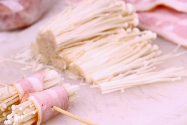 Pastırma rulo mantar ile