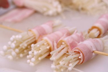 Pastırma rulo mantar ile