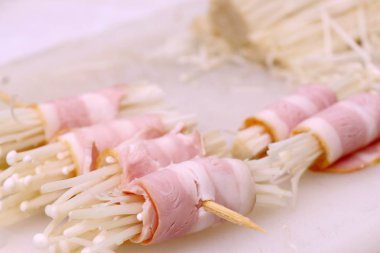 Pastırma rulo mantar ile