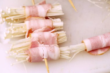 Pastırma rulo mantar ile