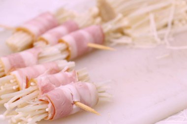 Pastırma rulo mantar ile