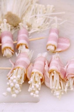 Pastırma rulo mantar ile