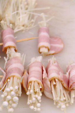 Pastırma rulo mantar ile